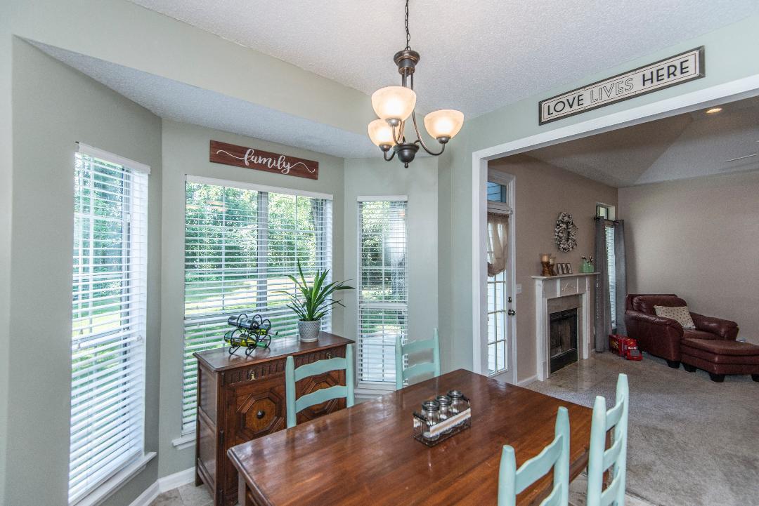 kitchen eat-in area