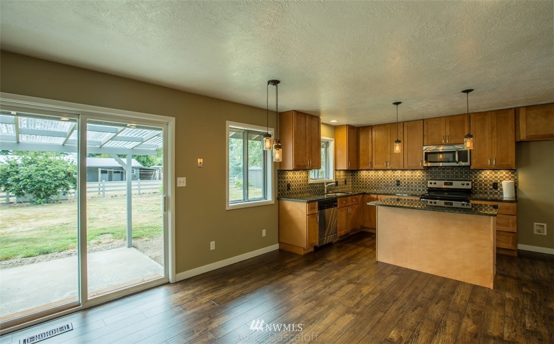 417 Waters Road Castle Rock, WA 98611 - Photo 5 of 18 Gallery Image 5