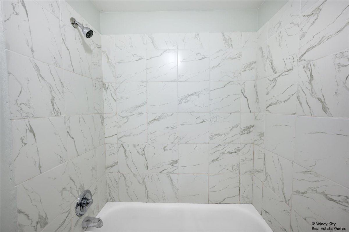 936 Cardiff Court Schaumburg, IL 60169 - Photo 19 of 35 a bathroom with a bathtub