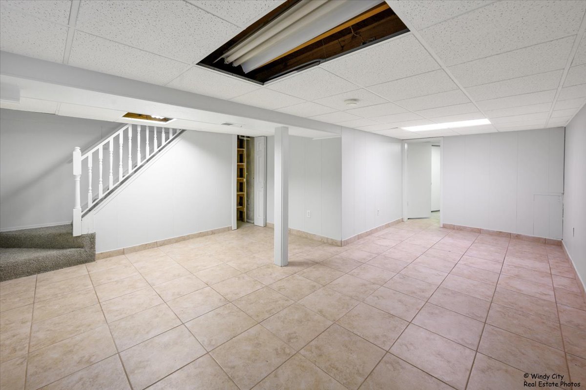 936 Cardiff Court Schaumburg, IL 60169 - Photo 21 of 35 a view of an empty room with a window