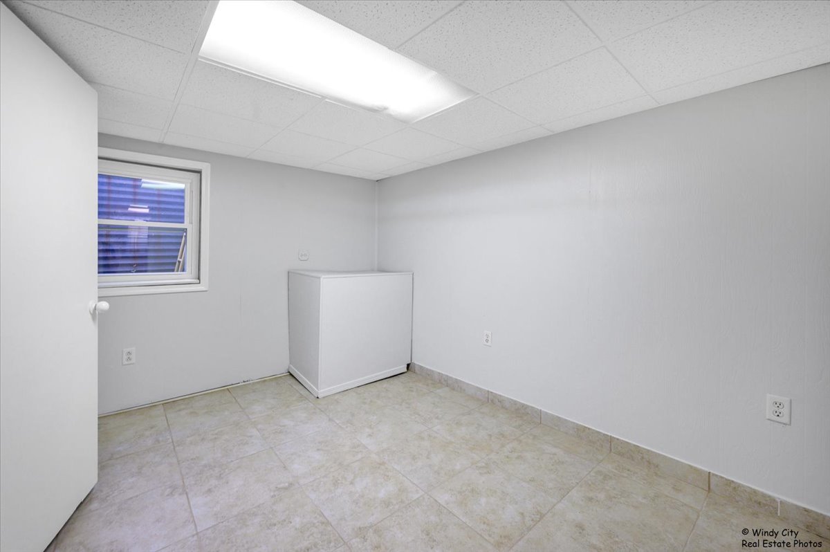 936 Cardiff Court Schaumburg, IL 60169 - Photo 23 of 35 an empty room with windows