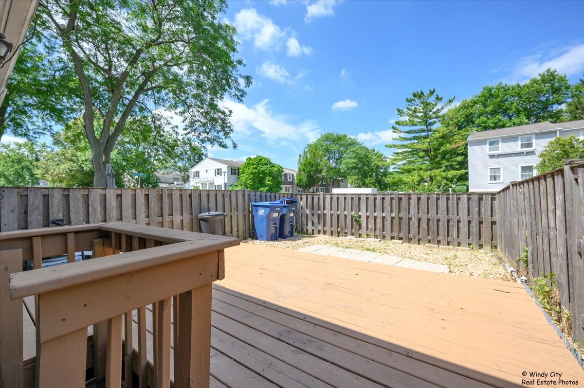 936 Cardiff Court Schaumburg, IL 60169 - Photo 25 of 35 a bath room with wooden fence