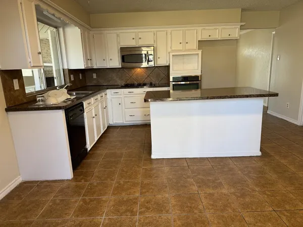 $2,150 | 705 Kingsbridge Drive, Garland, TX 75040