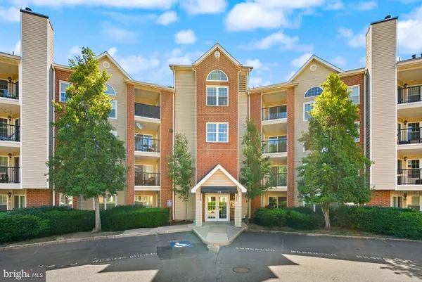 $295,000 | 3313 Wyndham Circle, Unit 3209, Alexandria, VA 22302