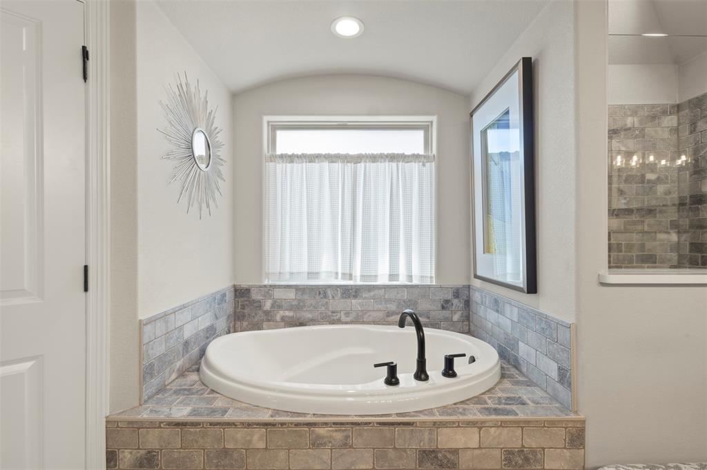 703 Winkler Way Springtown, TX 76082 - Photo 20 of 37 a bathroom with bathtub and window