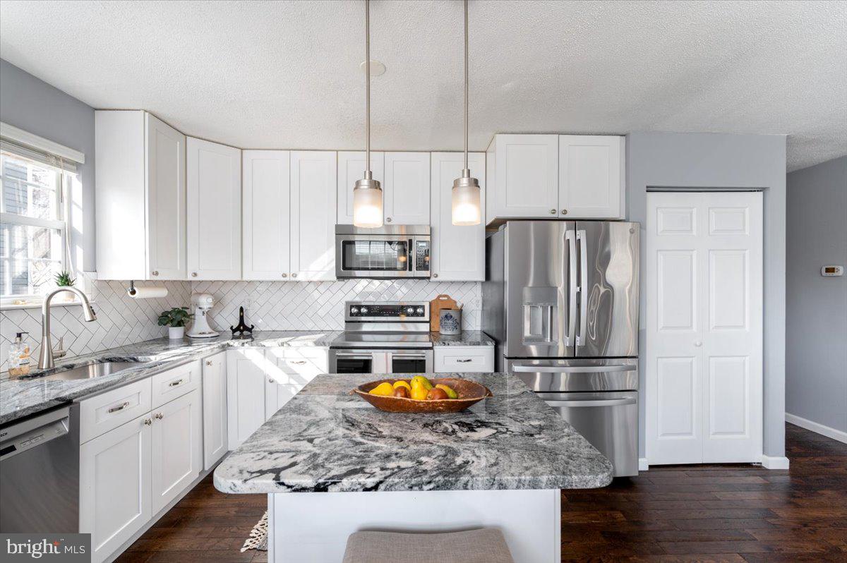 7804 East A E Shore Road Pasadena, MD 21122 - Photo 13 of 35 Counter Stools