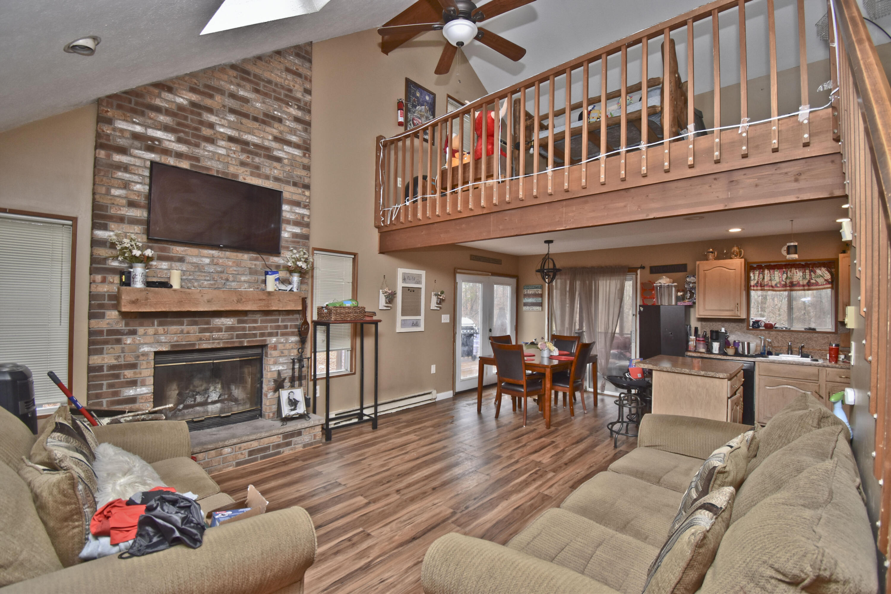 1152 Lancaster Drive Bushkill, PA 18324 - Photo 2 of 37 2 Living Room (1)x