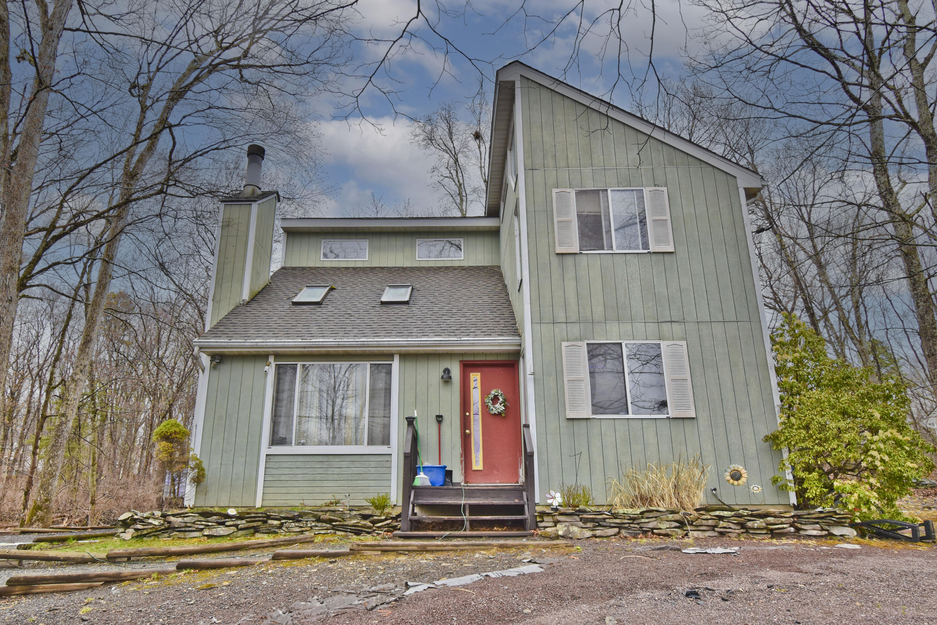 1152 Lancaster Drive Bushkill, PA 18324 - Photo 21 of 37 12 Front Exterior (1)