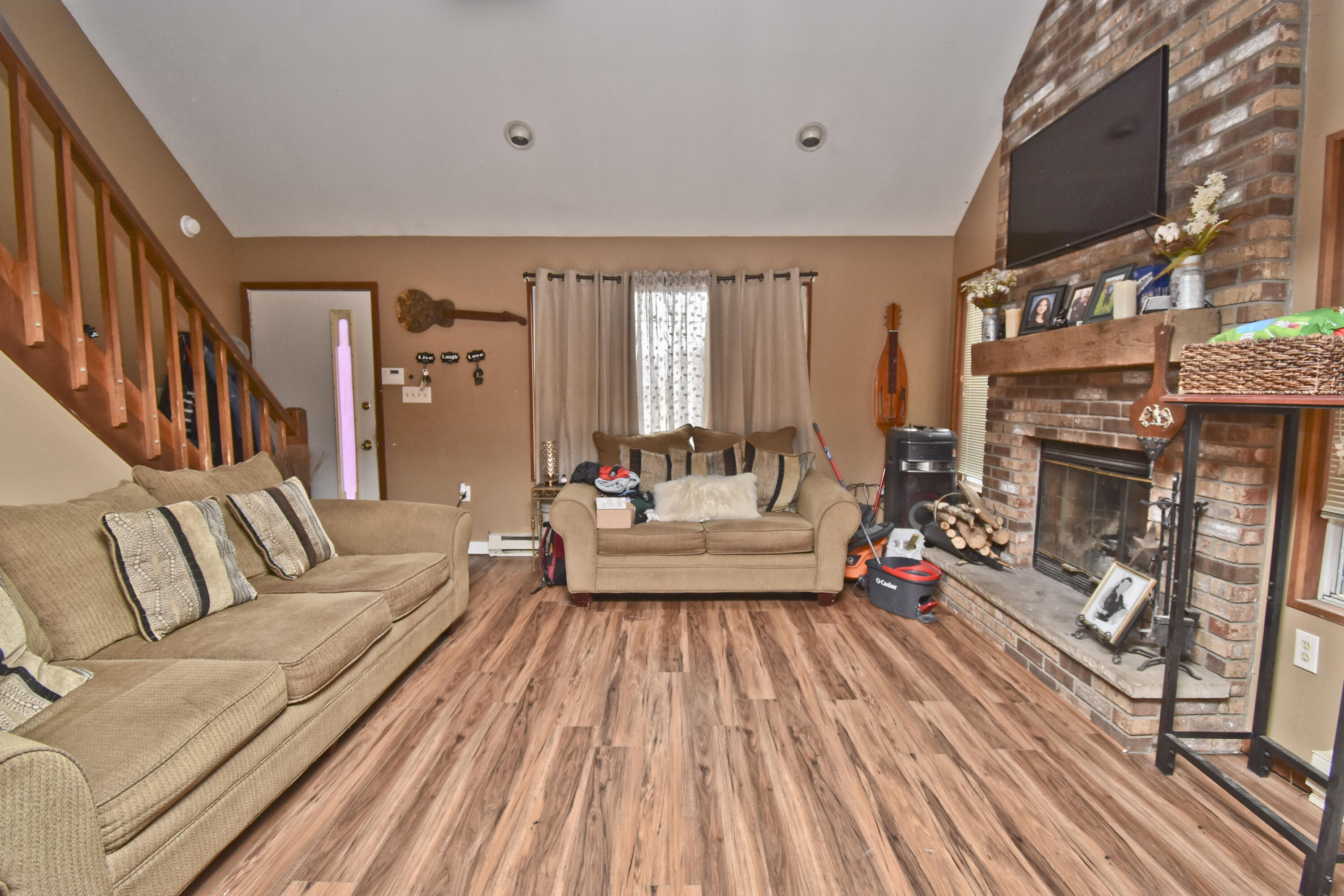 1152 Lancaster Drive Bushkill, PA 18324 - Photo 3 of 37 2 Living Room (2)