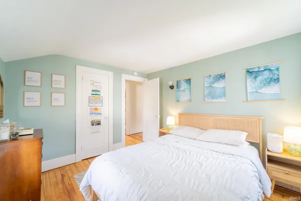 $249,900 | 207 East John Street, Nappanee, IN 46550