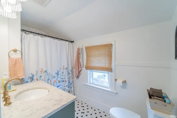 $249,900 | 207 East John Street, Nappanee, IN 46550