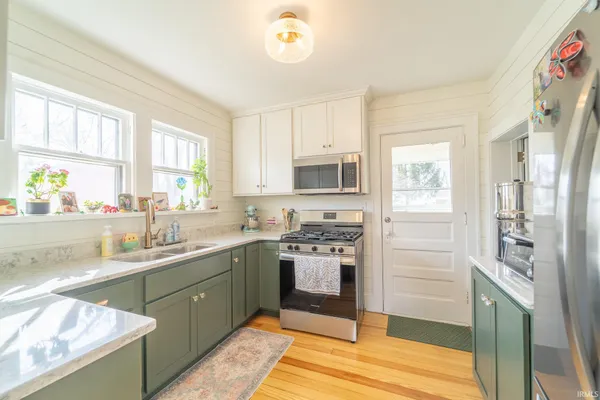 $249,900 | 207 East John Street, Nappanee, IN 46550