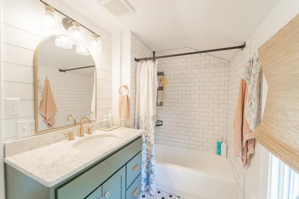 $249,900 | 207 East John Street, Nappanee, IN 46550