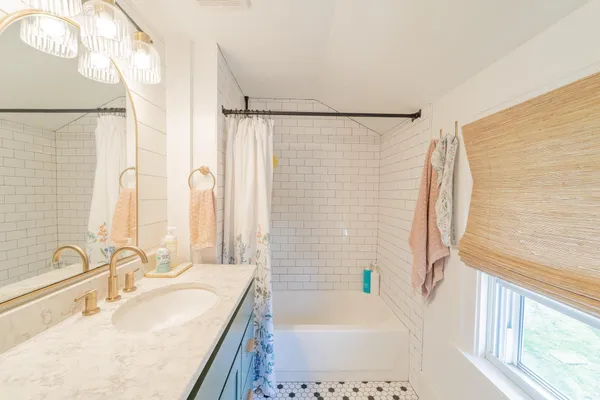 $249,900 | 207 East John Street, Nappanee, IN 46550