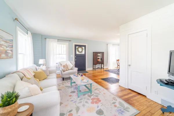 $249,900 | 207 East John Street, Nappanee, IN 46550