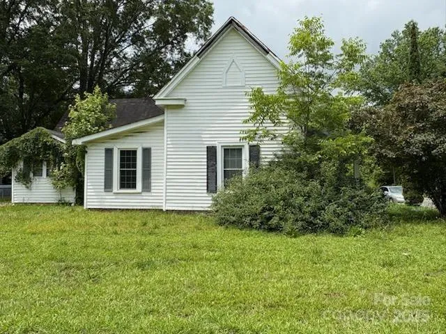 a view of yard with trees