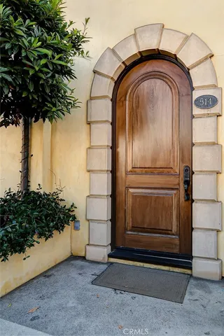 a view of entryway with garden