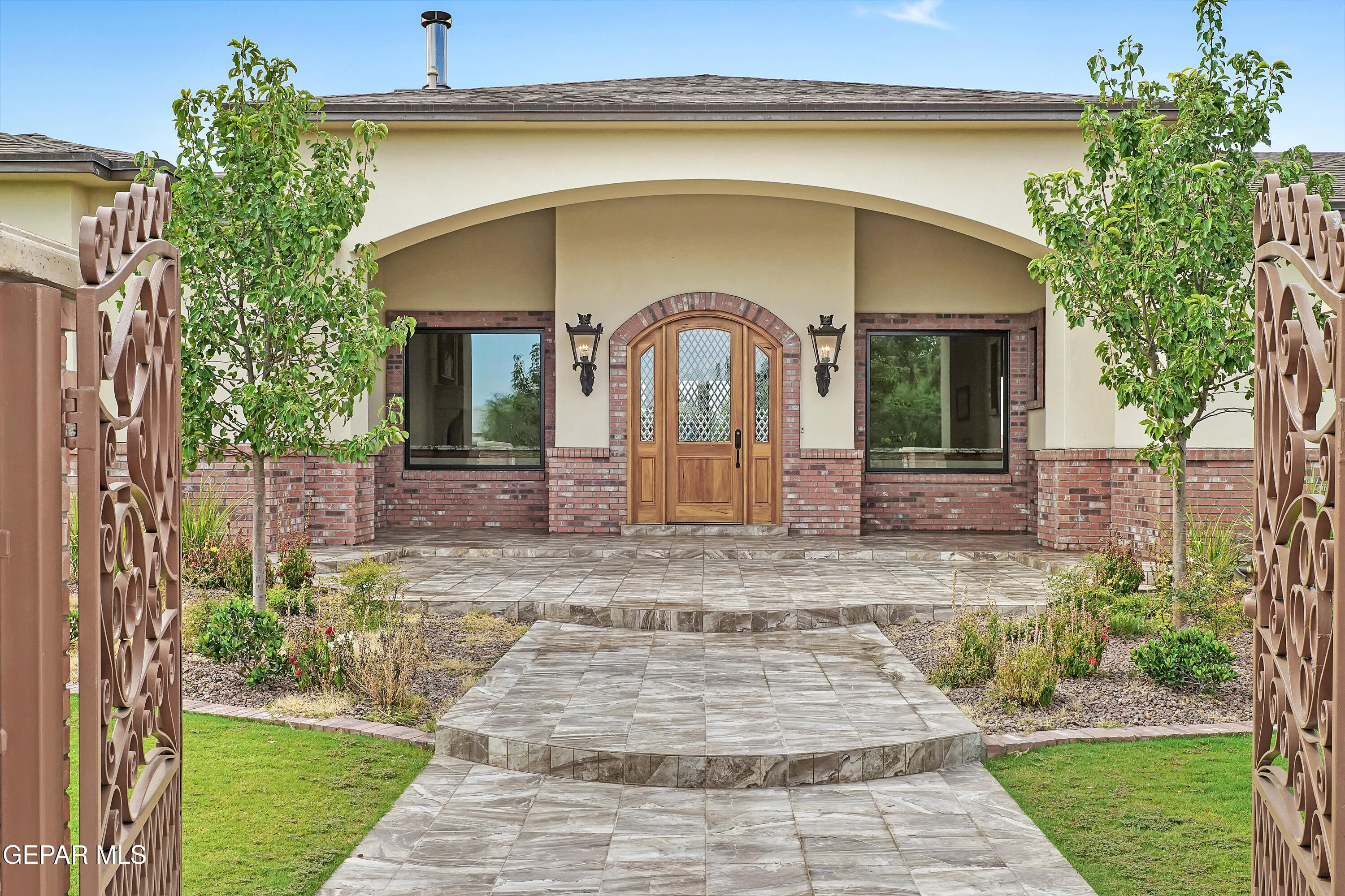 7 Cielo Del Este Anthony, NM 88021 - Photo 12 of 95 a front view of a house with garden