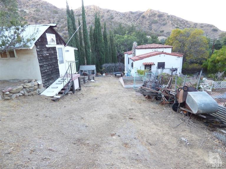 952 Riess Road Simi Valley, CA 93063 - Photo 13 of 25 a view of a patio with a table and chairs