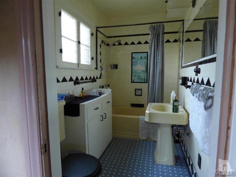 952 Riess Road Simi Valley, CA 93063 - Photo 4 of 25 a bathroom with a sink toilet and shower