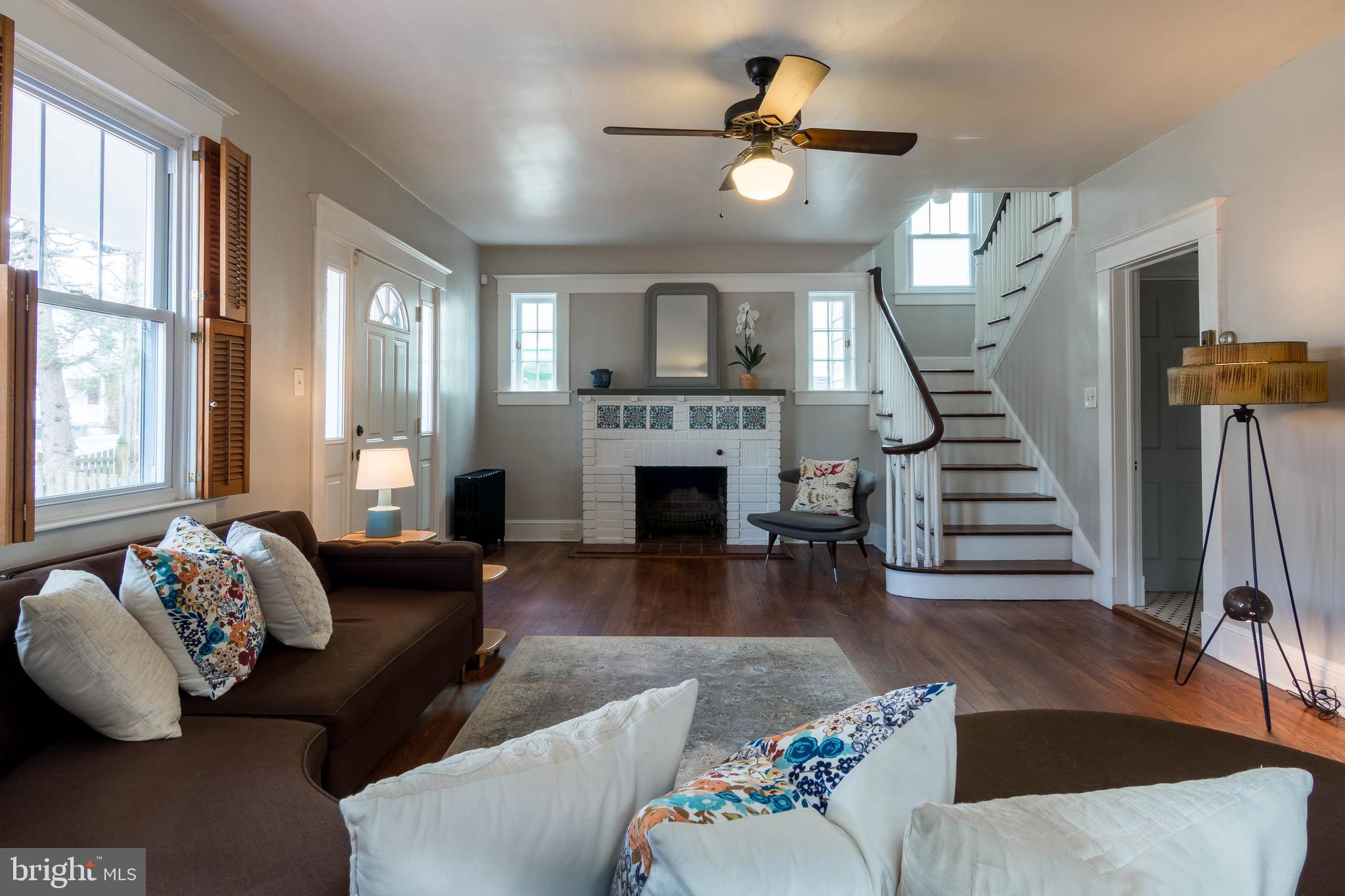 5809 Clearspring Road Baltimore, MD 21212 - Photo 5 of 42 Large, inviting living room!
