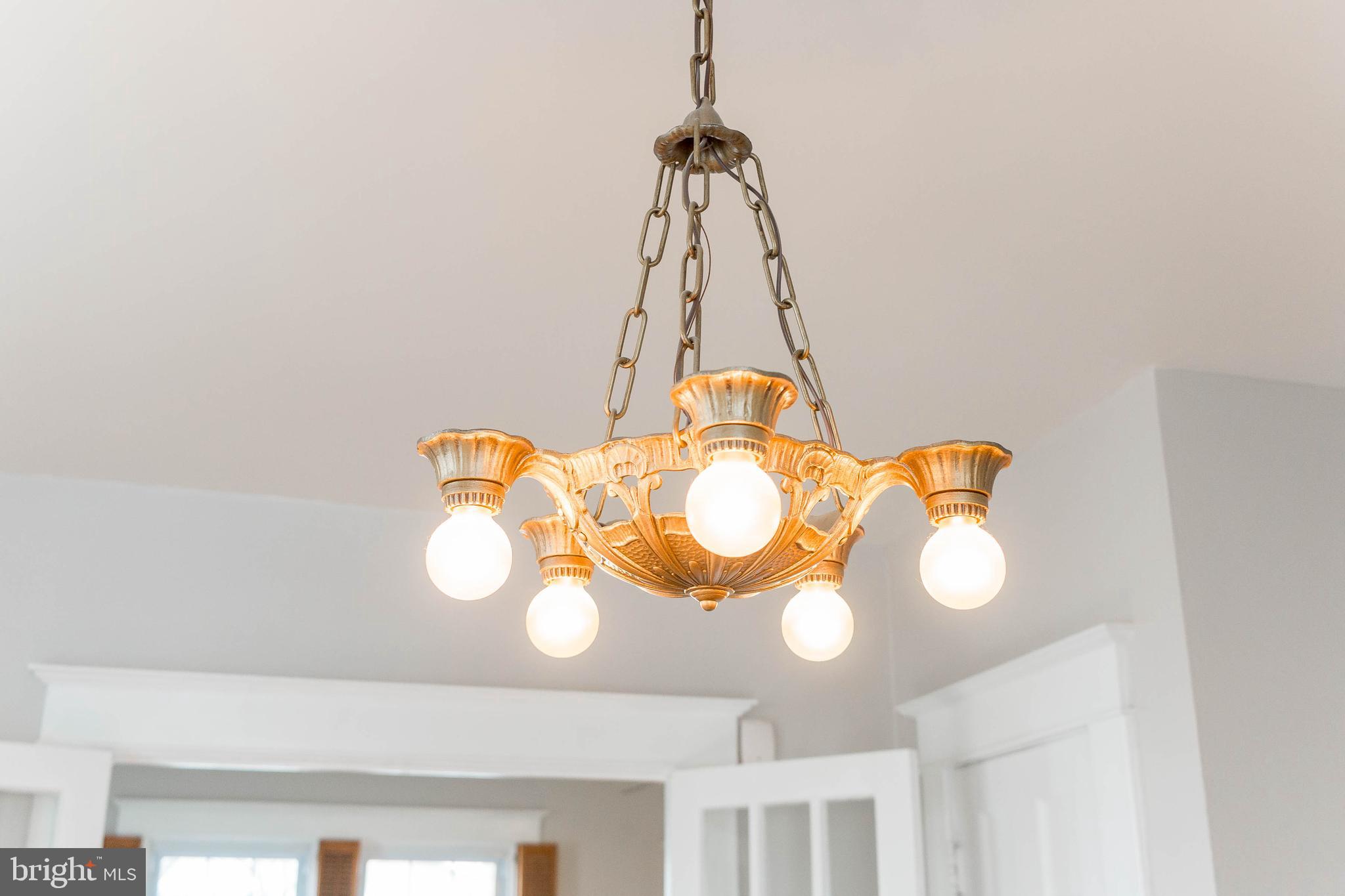 5809 Clearspring Road Baltimore, MD 21212 - Photo 10 of 42 Vintage light from the 1920s - Flawless!
