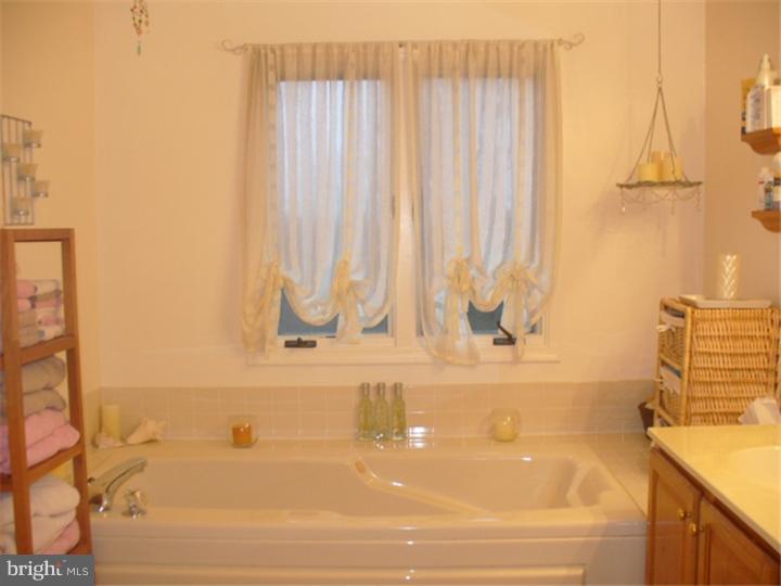 242 Fox Run Exton, PA 19341 - Photo 6 of 17 Master Bathroom