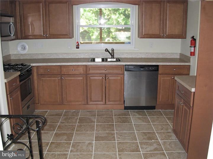 733 Parmentier Road Warminster, PA 18974 - Photo 4 of 8 Gallery Image 4