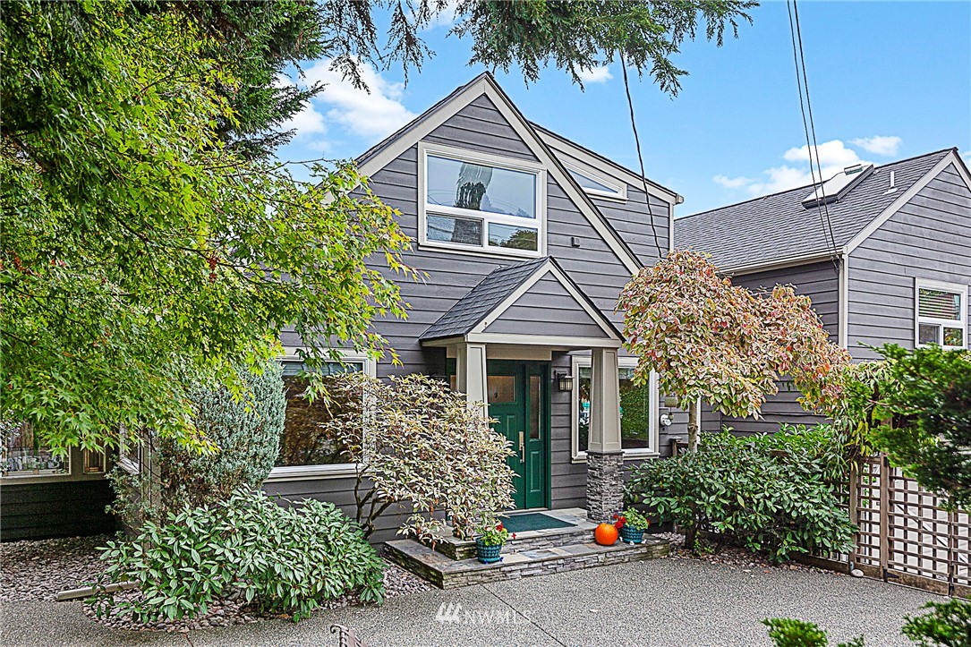 3760 West Commodore Way Seattle, WA 98199 - Photo 1 of 25 Gallery Image 1
