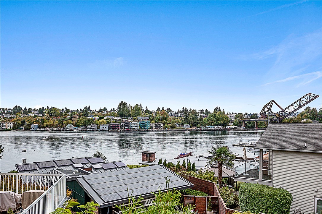 3760 West Commodore Way Seattle, WA 98199 - Photo 2 of 25 Gallery Image 2