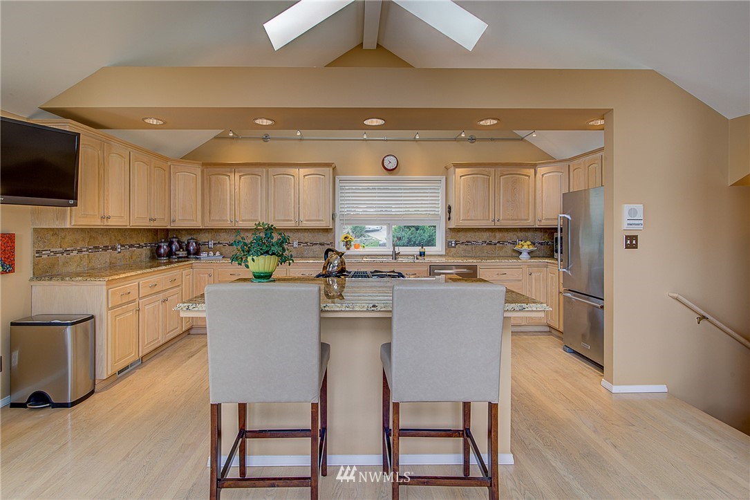3760 West Commodore Way Seattle, WA 98199 - Photo 11 of 25 Gallery Image 11