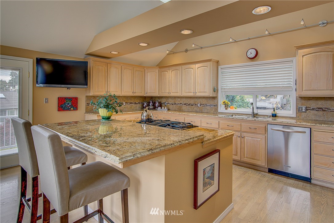 3760 West Commodore Way Seattle, WA 98199 - Photo 12 of 25 Gallery Image 12