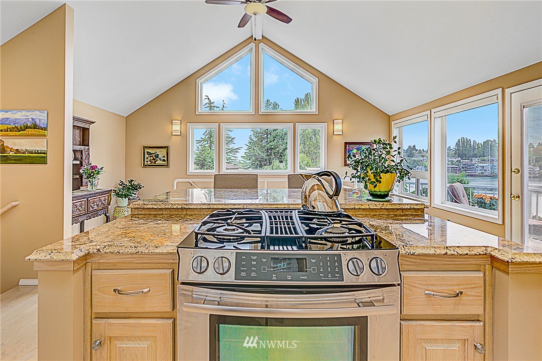 3760 West Commodore Way Seattle, WA 98199 - Photo 13 of 25 Gallery Image 13