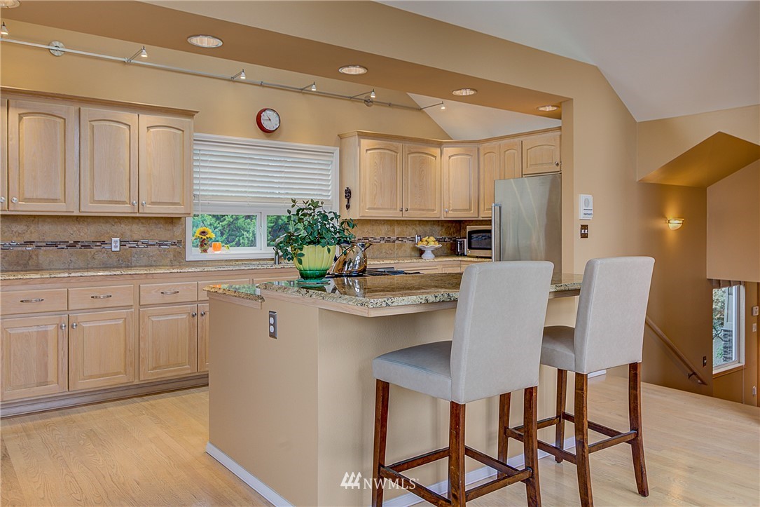 3760 West Commodore Way Seattle, WA 98199 - Photo 10 of 25 Gallery Image 10