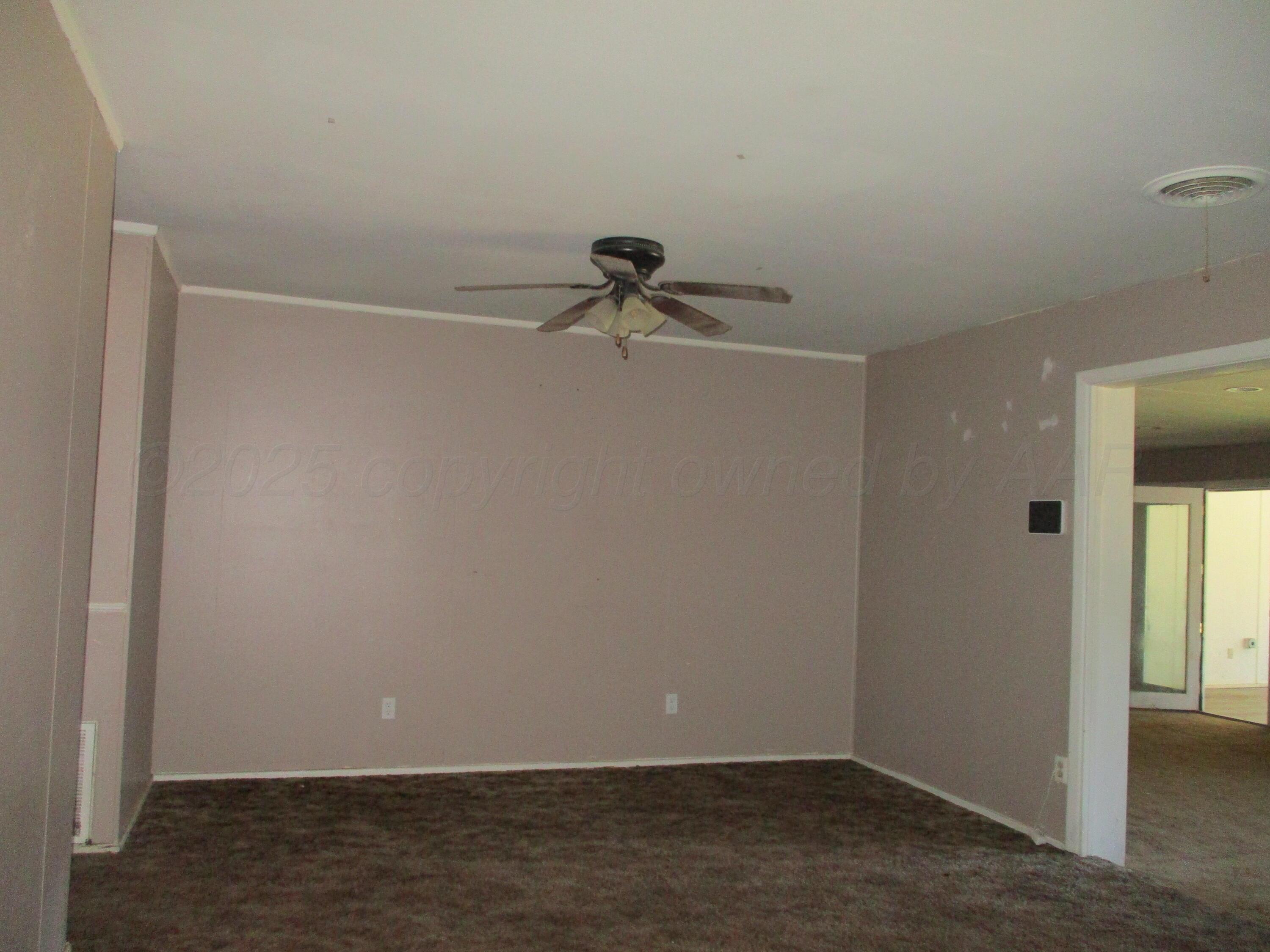 1502 Lancelot Street Borger, TX 79007 - Photo 2 of 16 Living Room