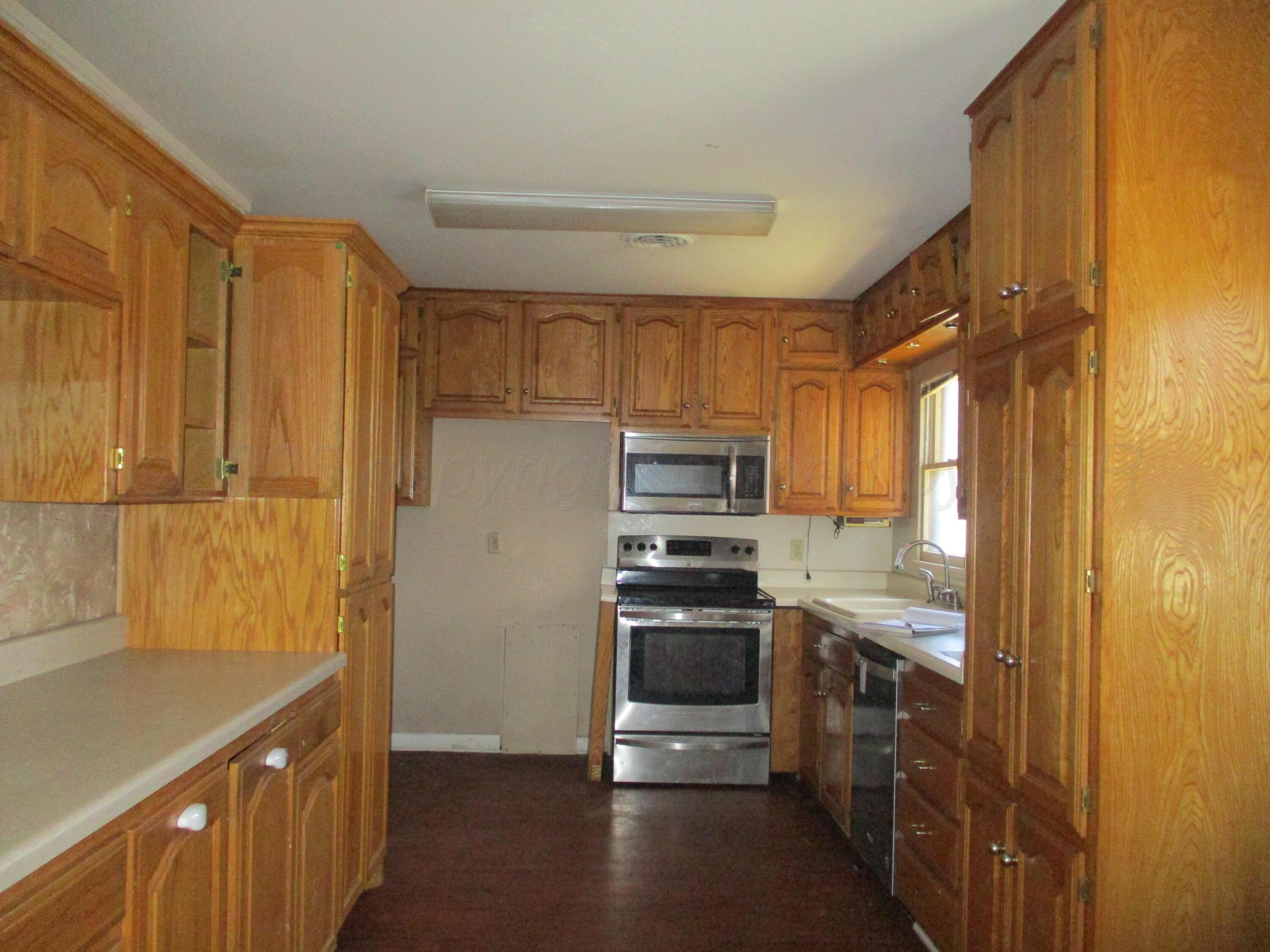 1502 Lancelot Street Borger, TX 79007 - Photo 3 of 16 Kitchen