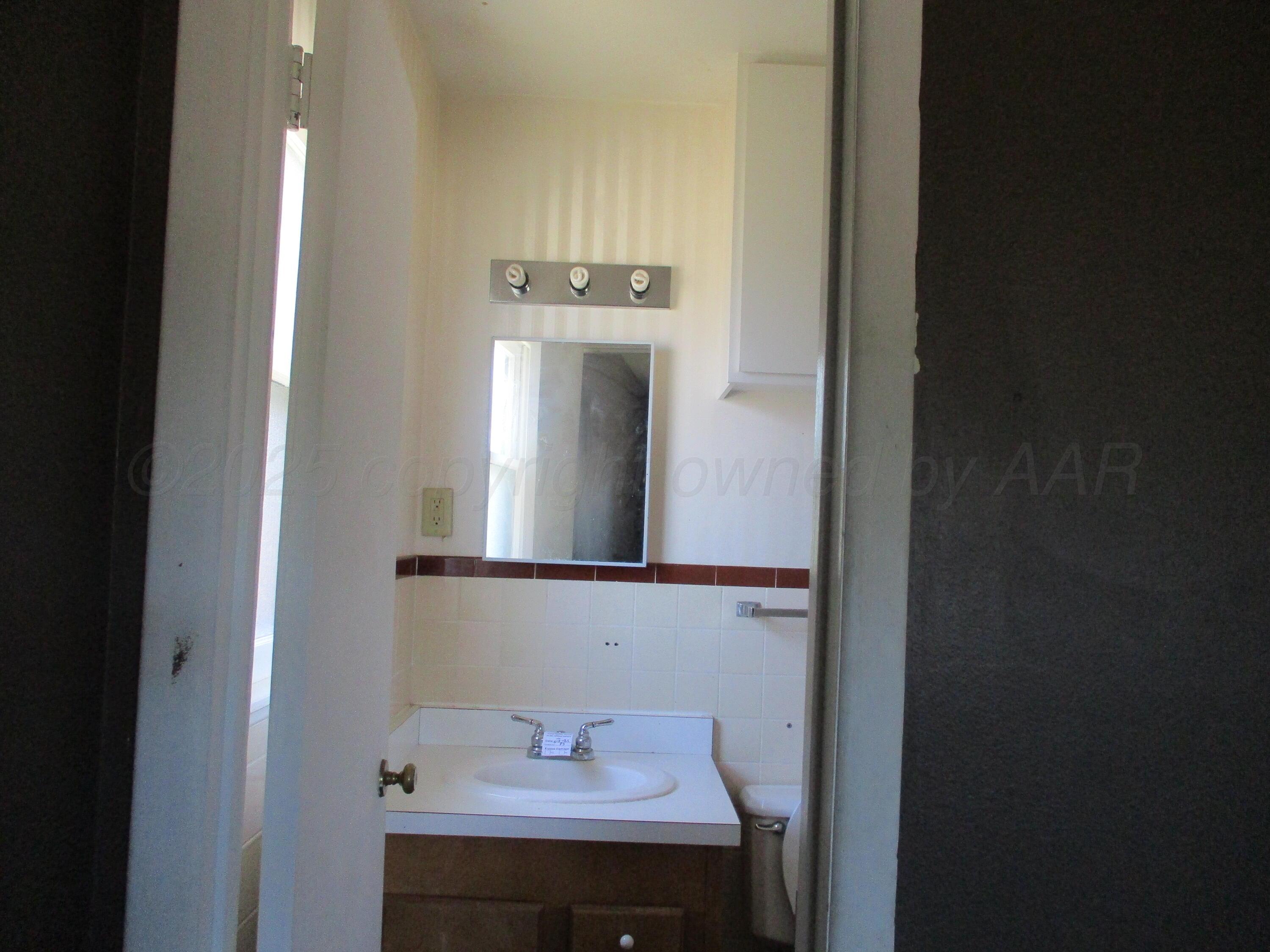 1502 Lancelot Street Borger, TX 79007 - Photo 7 of 16 Master Bath