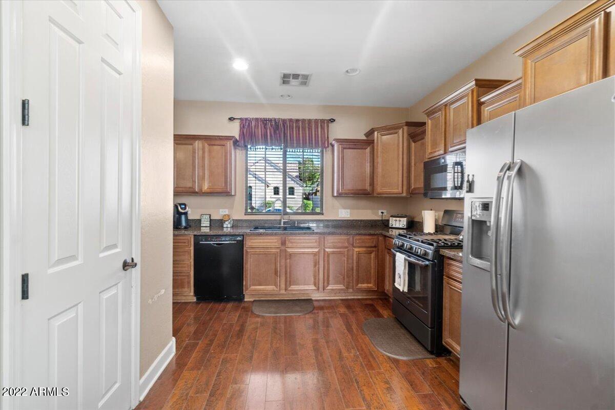 1316 South Martingale Road Gilbert, AZ 85296 - Photo 5 of 23 05-Kitchen