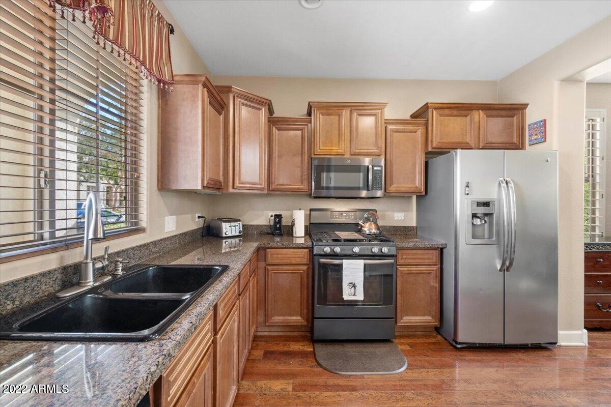 1316 South Martingale Road Gilbert, AZ 85296 - Photo 6 of 23 06-Kitchen