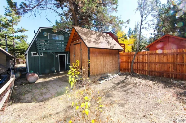 $1,600 | 692 San Bernardino Avenue, Sugarloaf, CA 92386