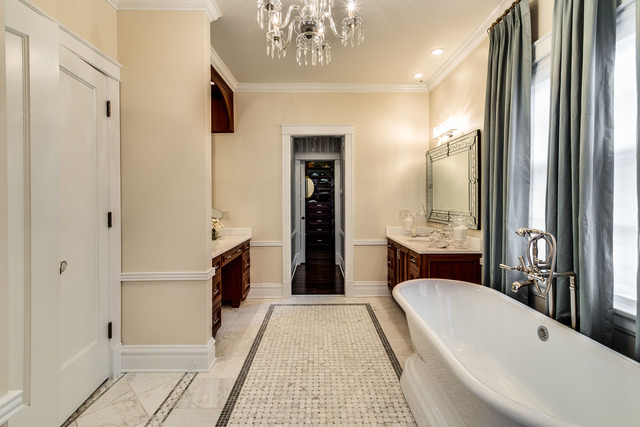 1005 Sheridan Road Evanston, IL 60202 - Photo 14 of 25 a bathroom with a tub a sink and a large mirror