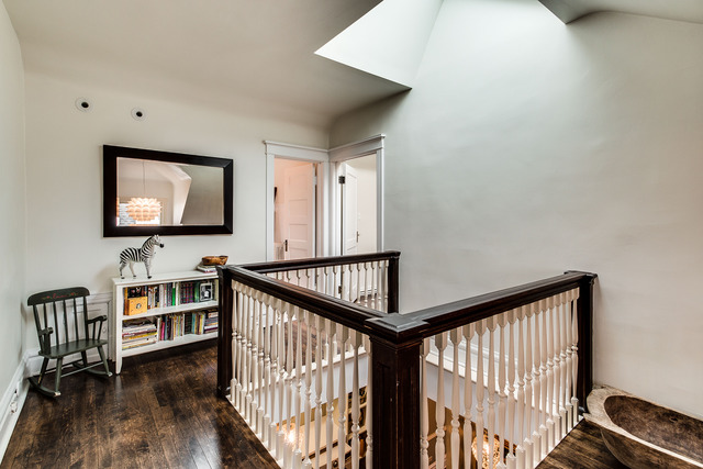 1005 Sheridan Road Evanston, IL 60202 - Photo 20 of 25 a view of a hallway with workspace