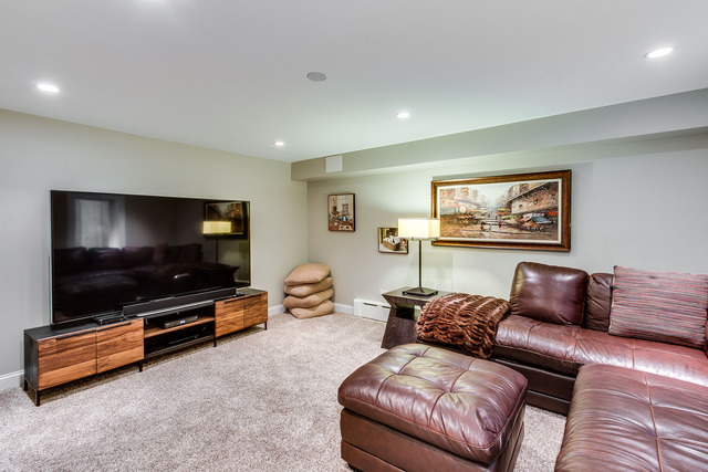 1005 Sheridan Road Evanston, IL 60202 - Photo 22 of 25 a living room with furniture and a flat screen tv