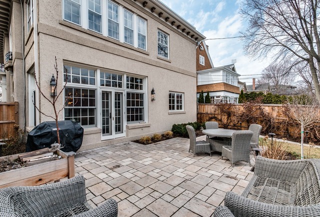 1005 Sheridan Road Evanston, IL 60202 - Photo 24 of 25 a view of a patio with couches table and chairs and potted plants