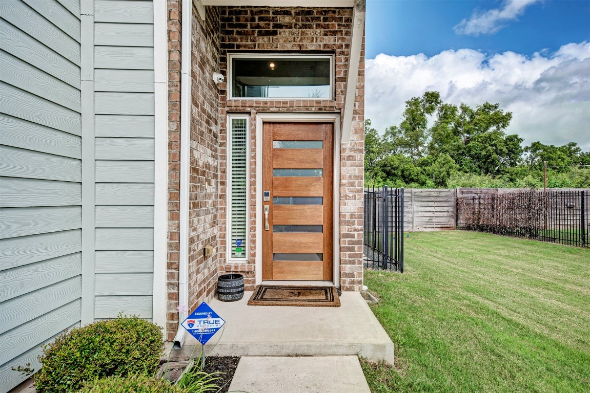 6006 Rubicon Run Austin, TX 78745 - Photo 4 of 22 a front view of a house with a yard