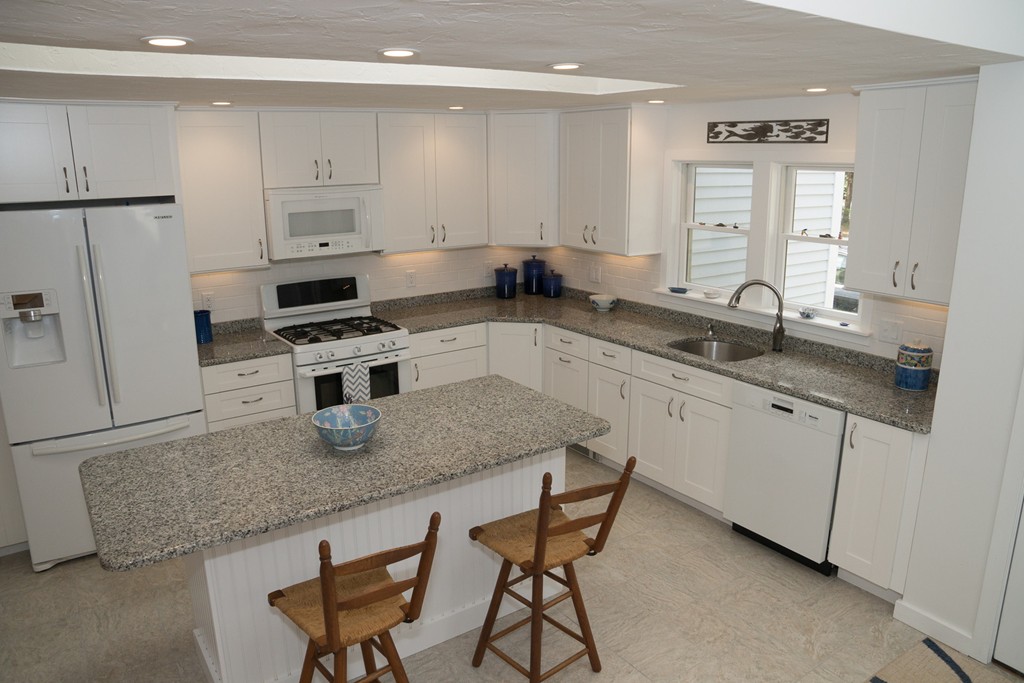 404 Monomoscoy Road Mashpee, MA 02649 - Photo 8 of 22 Gallery Image 8