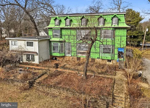 a view of a house with a yard and plants