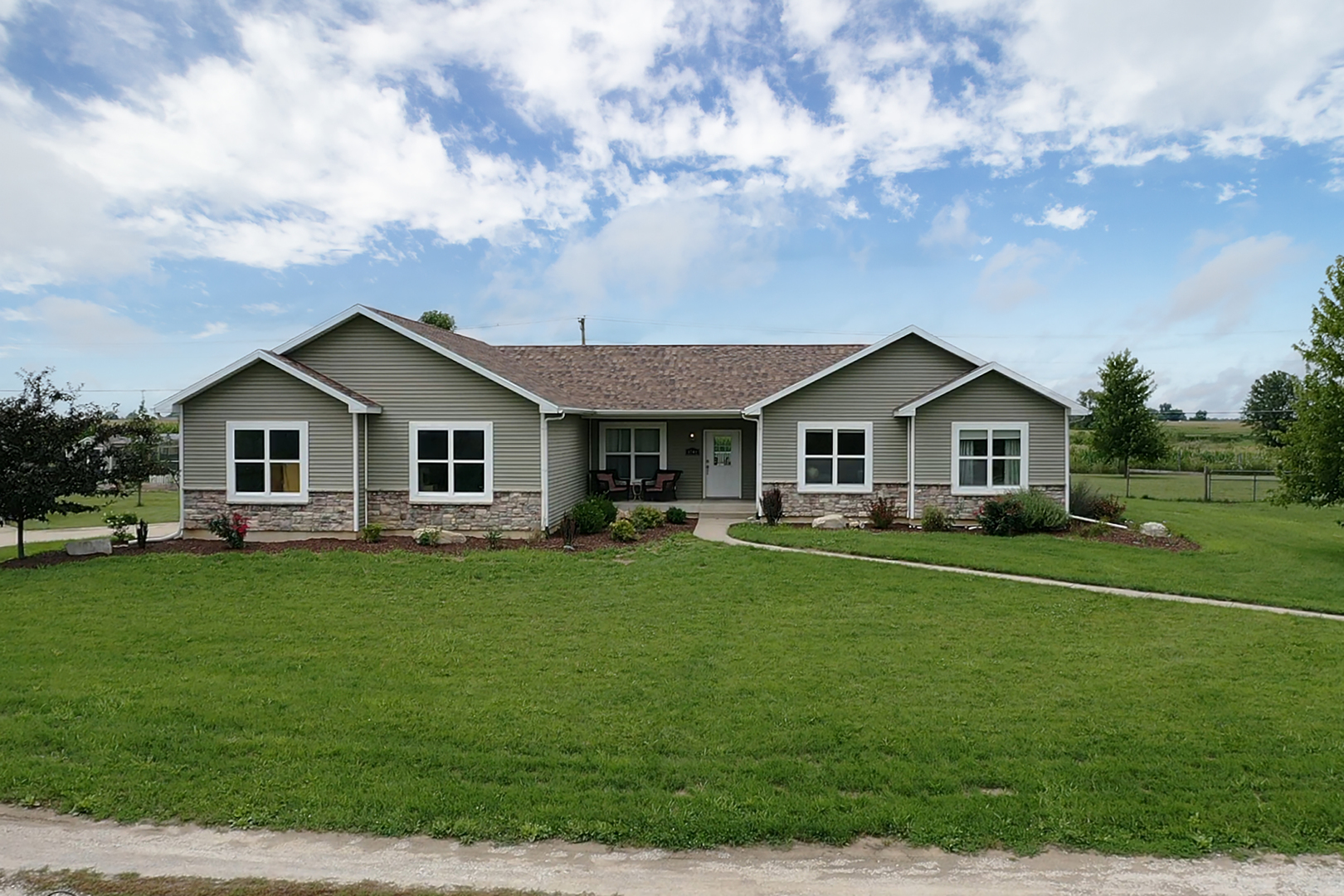 3741 East Chestnut Street Kankakee, IL 60901 - Photo 44 of 44 a front view of a house with garden
