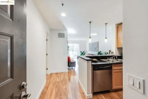 $308,000 | 6400 Christie Avenue, Unit 5209, Emeryville, CA 94608