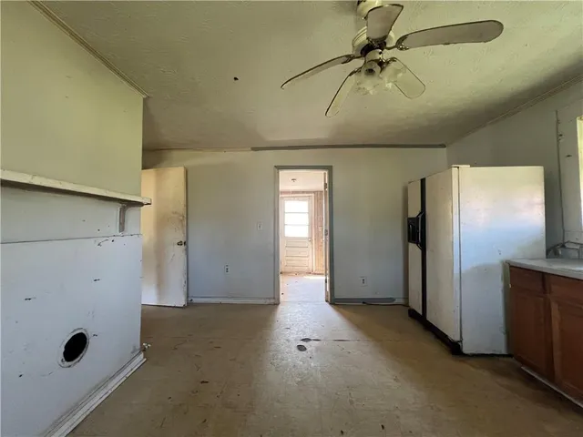 a view of a house with backyard and garden